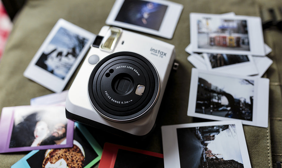 Fujifilm instax mini 70, nueva cámara instantánea ahora más pequeña y con  modo selfie