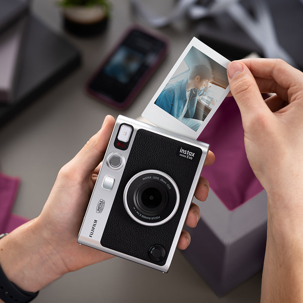 Kit Cámara instax mini Evo + Marco 3 en 1 + Película + Accesorios