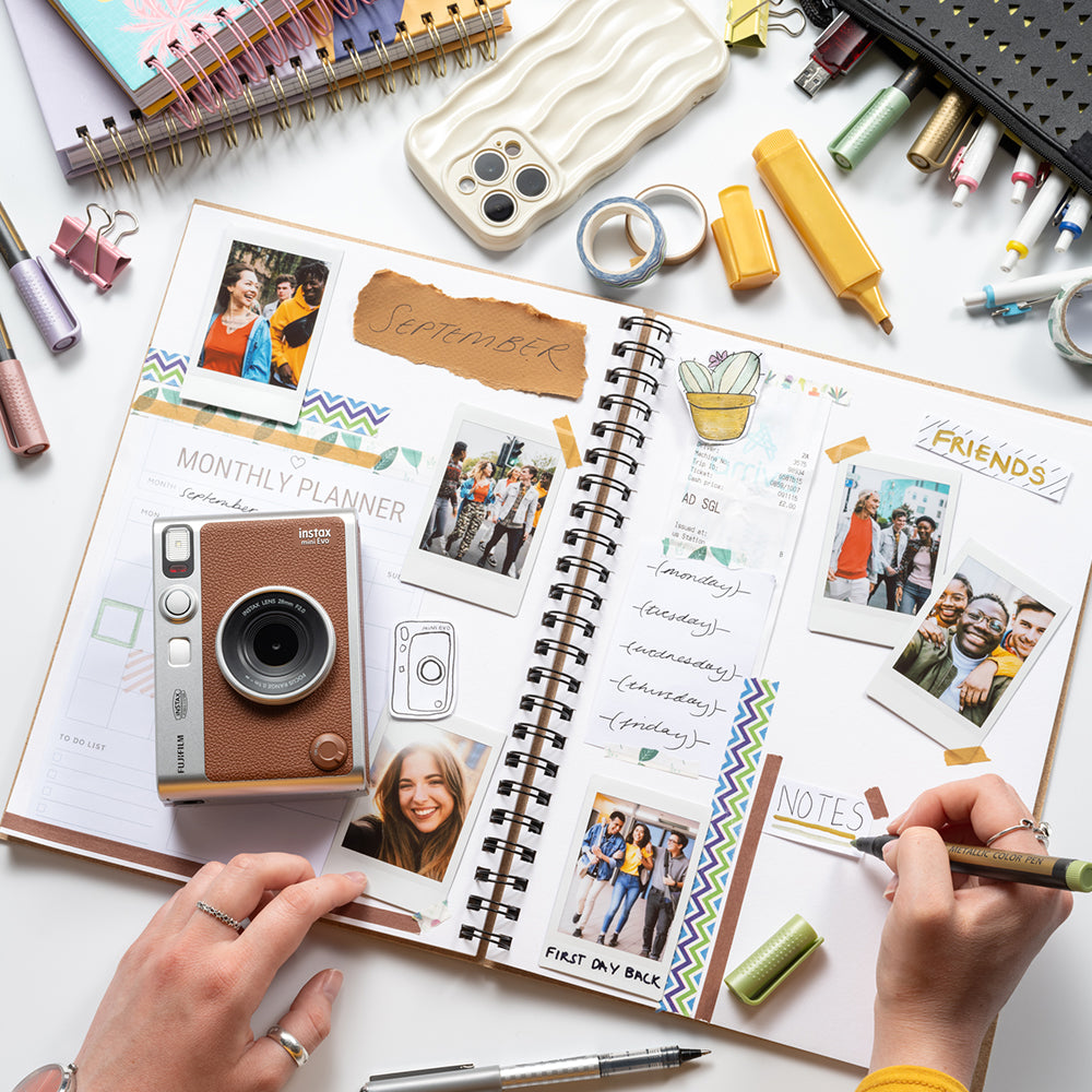Kit Cámara instax mini Evo + Marco 3 en 1 + Película + Accesorios